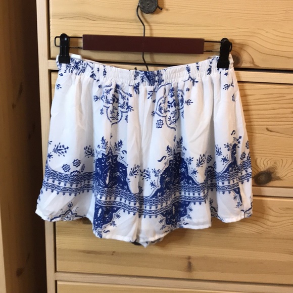 Lovers and Friends Sasha Printed Floral Shorts Size Medium - Picture 6 of 8